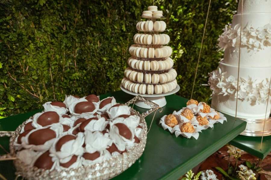 Une table de réception élégante préparée par un traiteur de mariage avec des douceurs sucrées.